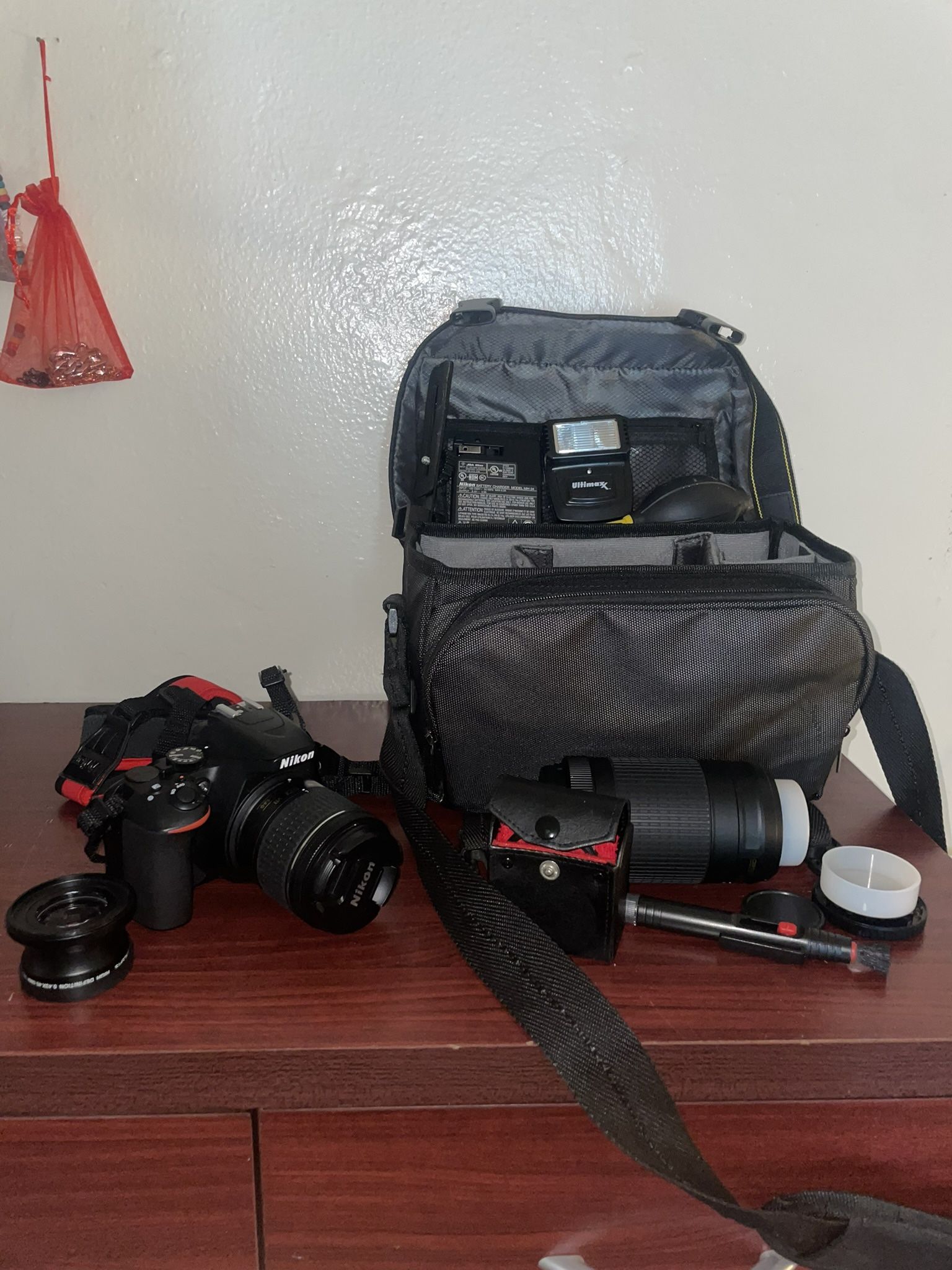 Nikon DS3500 Bundle !! Comes With Two Lenses Plus More !