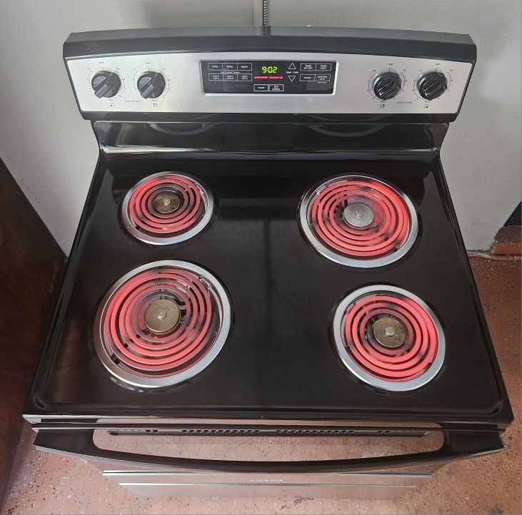 Like New ✨️🚨🔆Whirlpool🔆🚨✨️ S-Steel Coil Top Stove 

