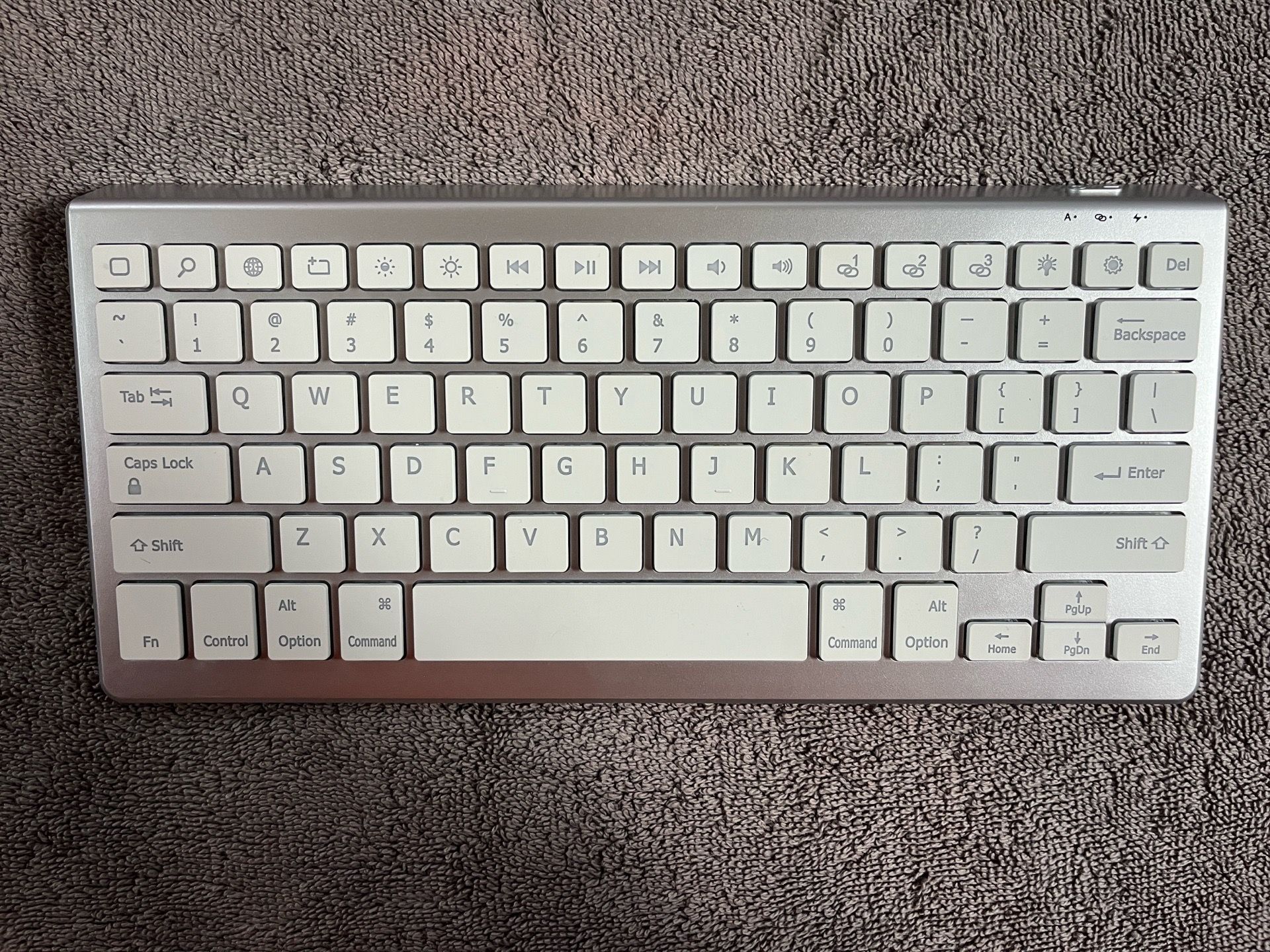 Compact wireless keyboard