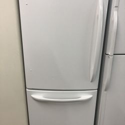White Bottom Freezer Refrigerator With Ice Maker