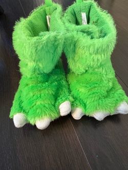 Carters size 5/6 Slippers $2