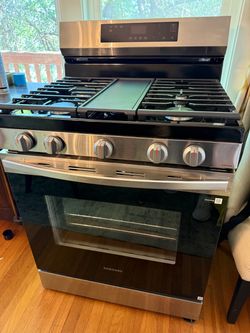 Samsung 30-in 5 burners 6.0-cu ft Freestanding Natural Gas Range