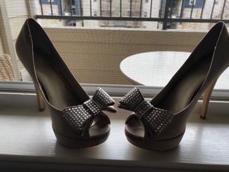 Nude heels with bow
