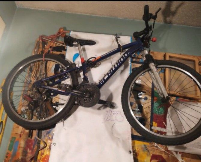 Schwinn 24 inch mountain bike good condition rode only a few times