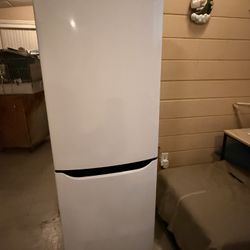LG 10.1 Cu Ft Bottom-Freezer Refrigerator – White – ENERGY STAR – SEMI NEW 