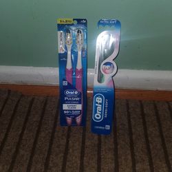 2 Battery Toothbrushes/1 Extra Soft Toothbrush Oral B