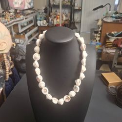 19" Vintage Sliced Conch Shell Top Boho Necklace- Excellent Vintage Condition