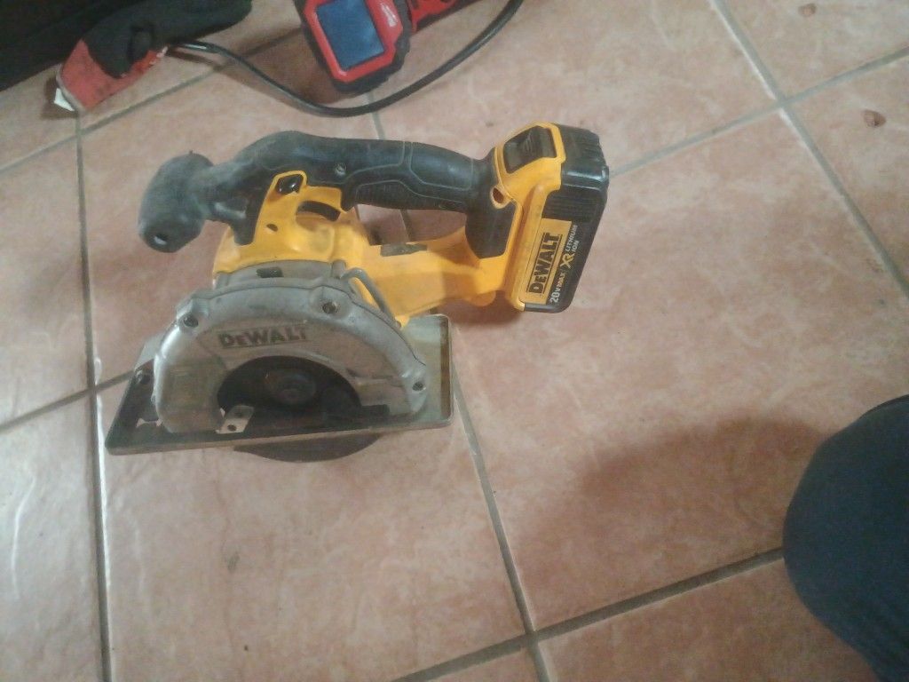 DeWalt 5 1/2 In Circular Saw With Battery 20 Volt Max
