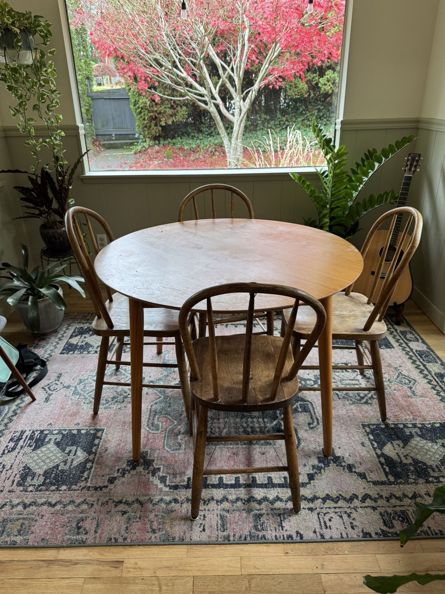 Table Chairs & Rug