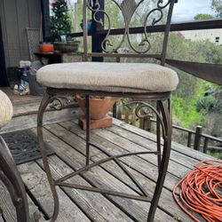 2 breakfast-bar stools