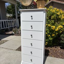 White 6 Drawer Dresser Chest of Drawers Furniture Excellent Condition 