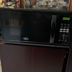 Oster 1100 black microwave like new