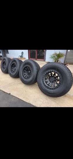 17" LOCK Lunatic rims w/ 35" Americus AT tires