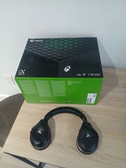 Xbox Series X 1TB SSD with hesdset