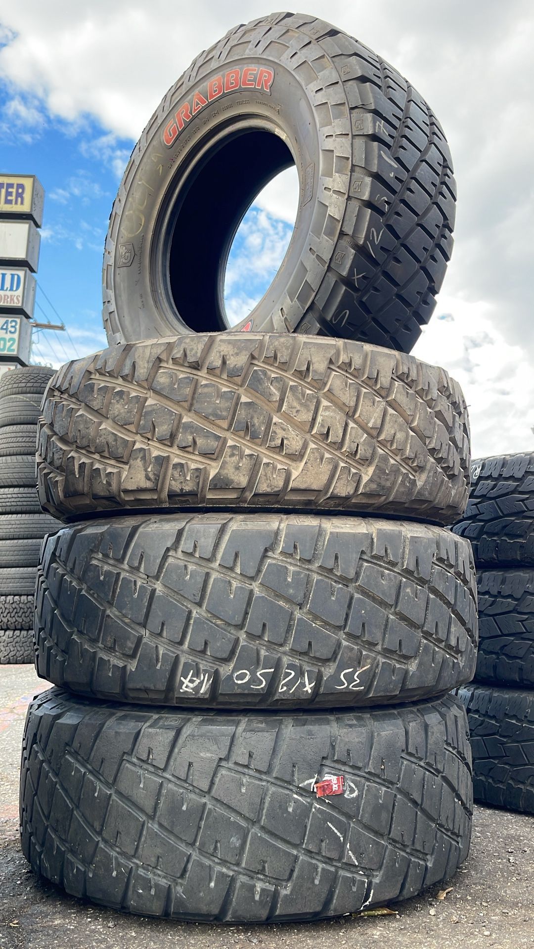 VENDO SET DE LLANTAS EN BUEN ESTADO 35x12.50R17LT GENERAL 