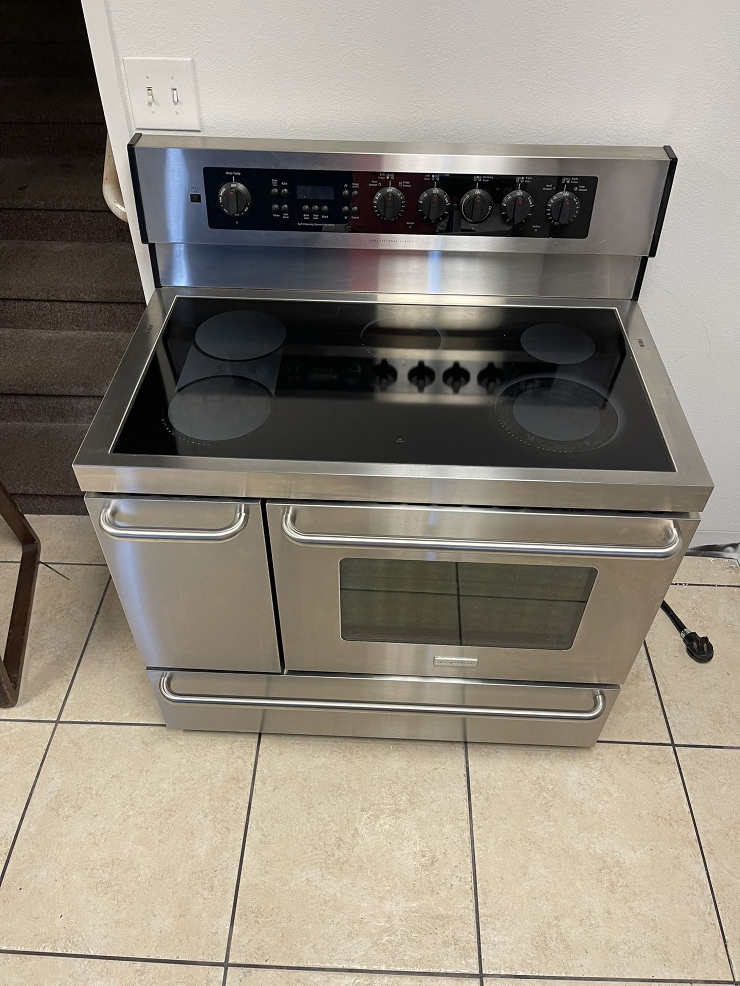 Frigidaire Professional 40” Electric Range for Sale in Orlando, FL - OfferUp