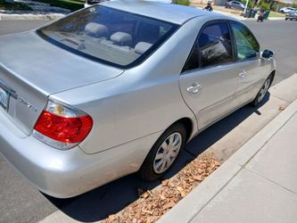 2005 Toyota Camry LE automatic 4 door 4 cylinder