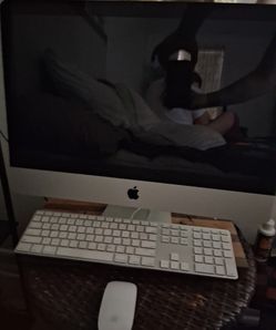 iMac 21.5" Mid 2011 Model w/KEYBOARD & MOUSE