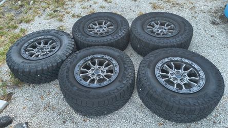Jeep Wrangler 392 wheels and tires 285/70/17 FALKEN WILDPEAK