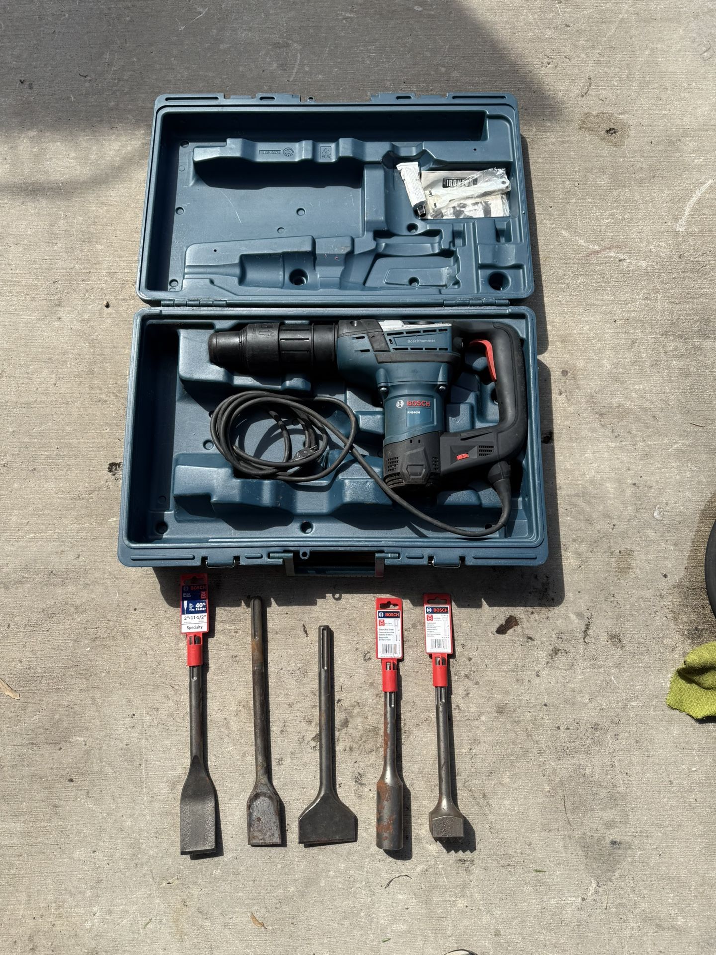 Bosch RH540M rotary hammer drill + 5 Bits