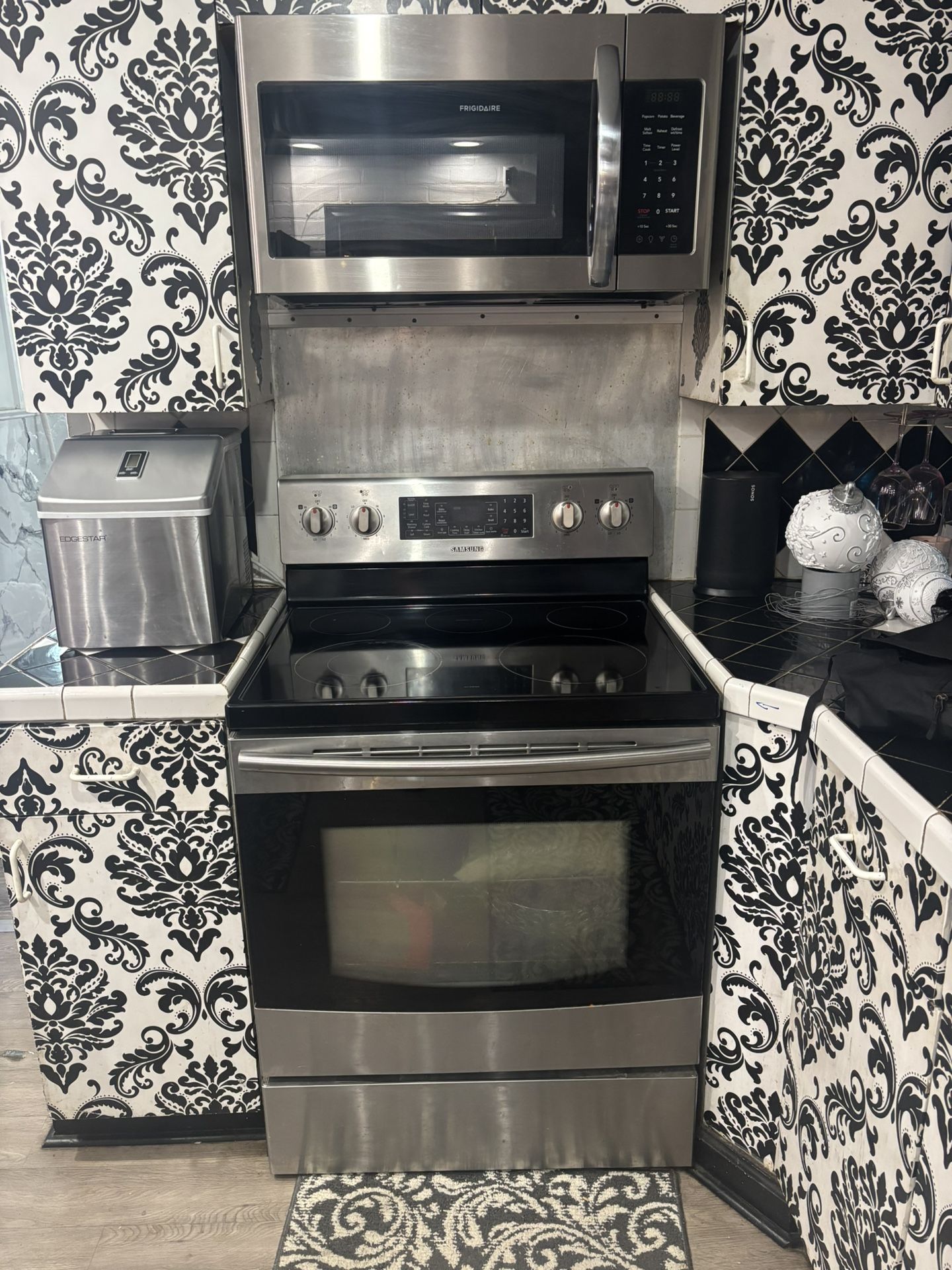 Stove And Microwave