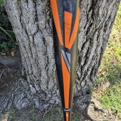 Easton "BIG BARRELL " 33 INCH BASEBALL BAT.  ( SEE PICS) LOCATED IN GLENDORA.  SEE MY PAGE FOR OTHER BASEBALL EQUIPMENT FOR SALE "CHEAP "