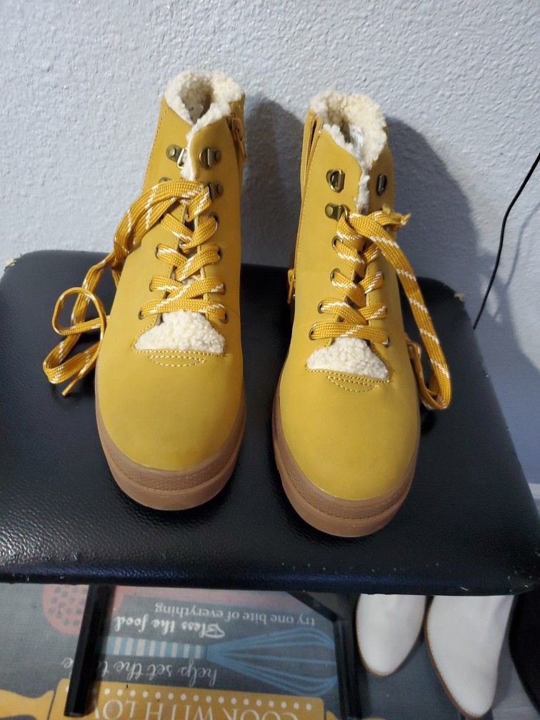 Size 9 Mid-calf Faux/fur Boot