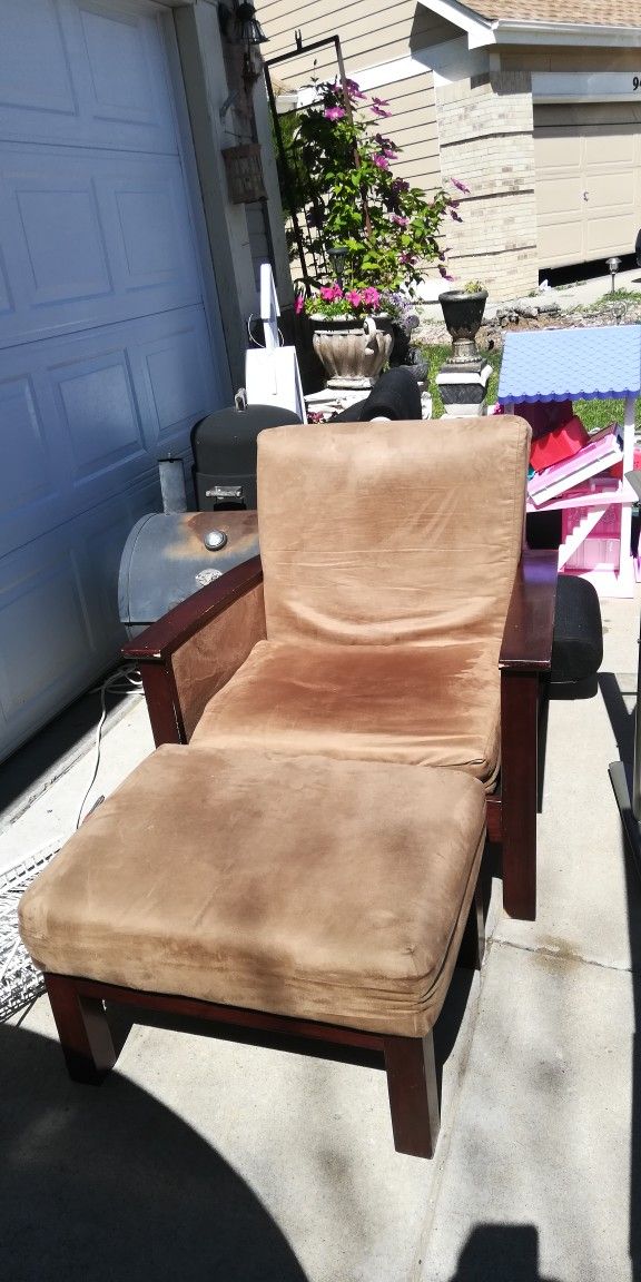 Chair With Ottoman