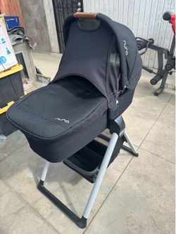 Nuna mixx caviar bassinet and stand