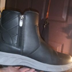 Brand New Never Worn Waterproof Black Size 8  Khombu Ankle Boots With Zipper