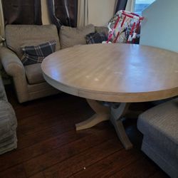 Light Wood Round Dinning Table