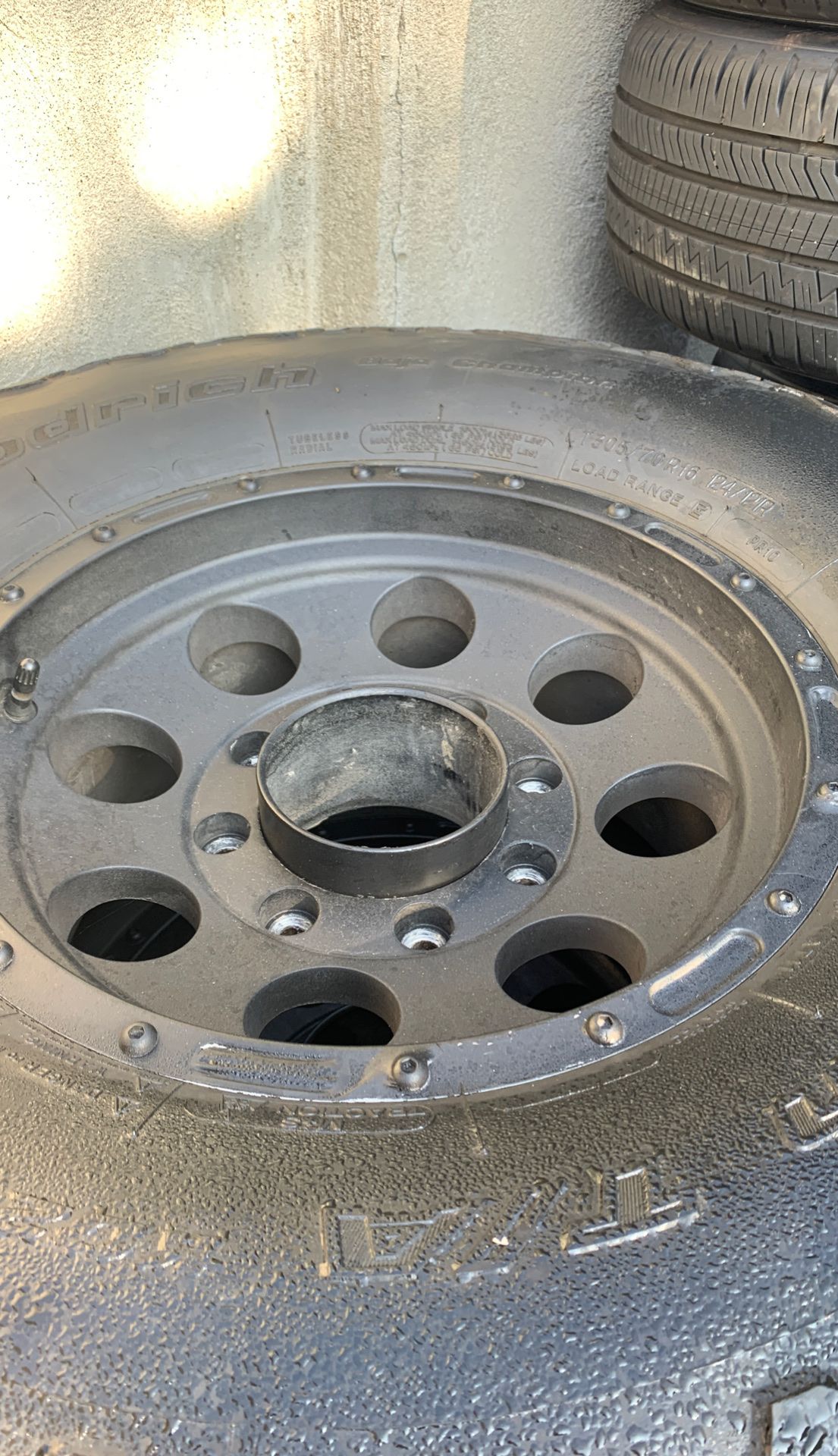 4 rims and tires 16” Ford 2500 3500 8 lugs tires 70% tread bfgoodrich ko2 305/70r16