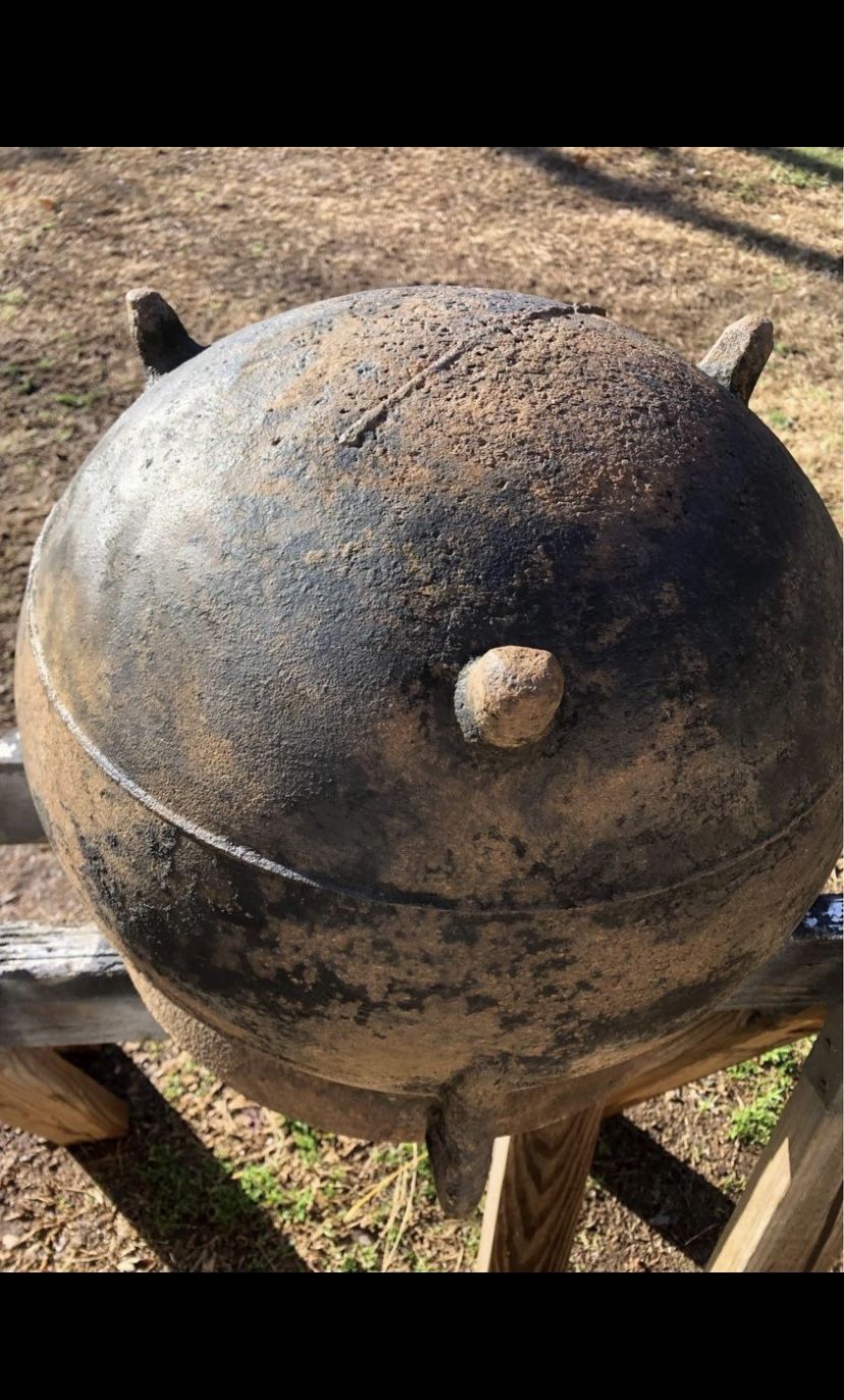 Small Cast Iron Cauldron/Gypsy Pot/Camp Oven - Hammered Lid for Sale in  Snohomish, WA - OfferUp