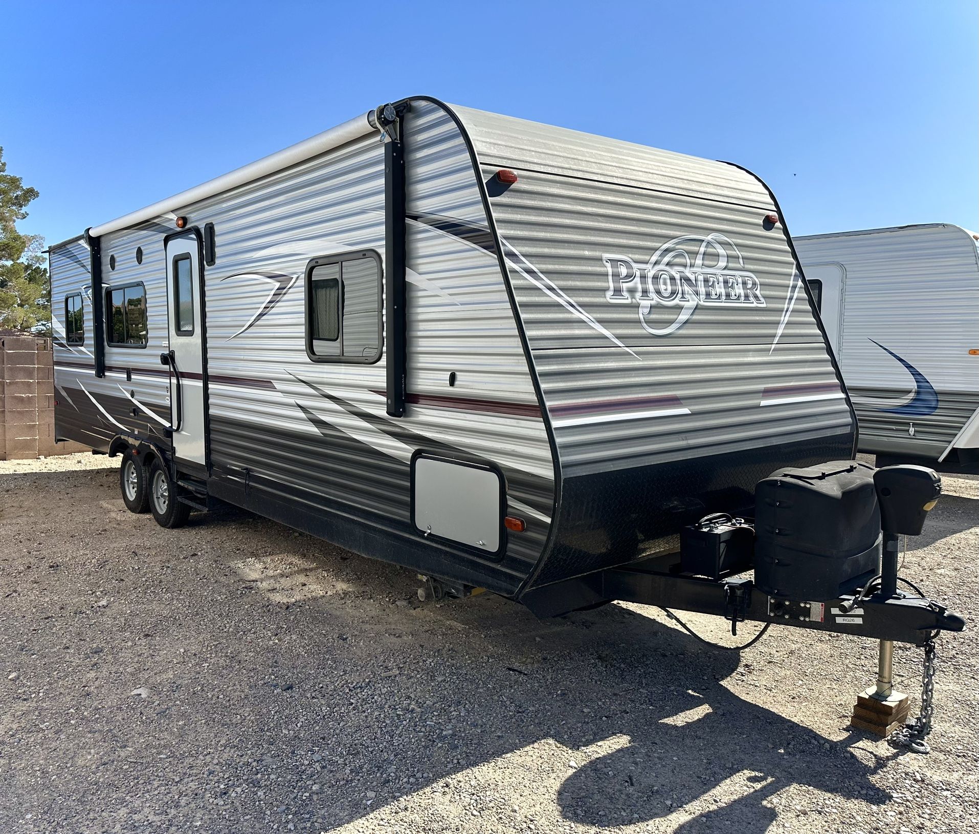 2018 pioneer 28Ft Toy hauler Very clean!