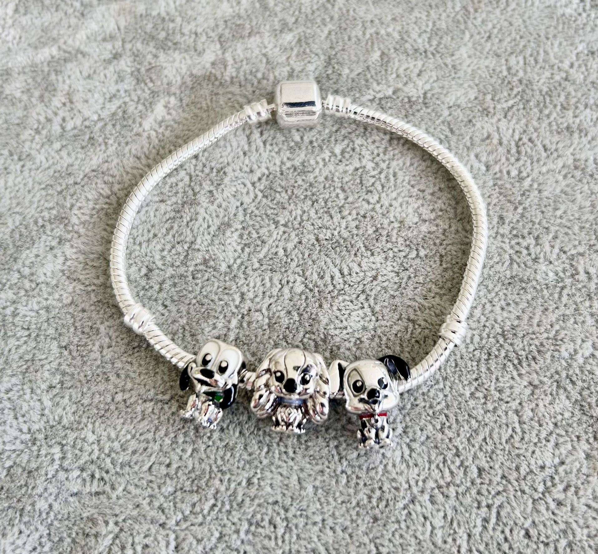 Disney bracelet includes 3 charms, 925s.