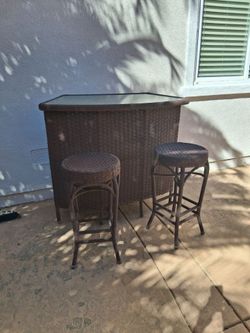 Bar with 2 stools