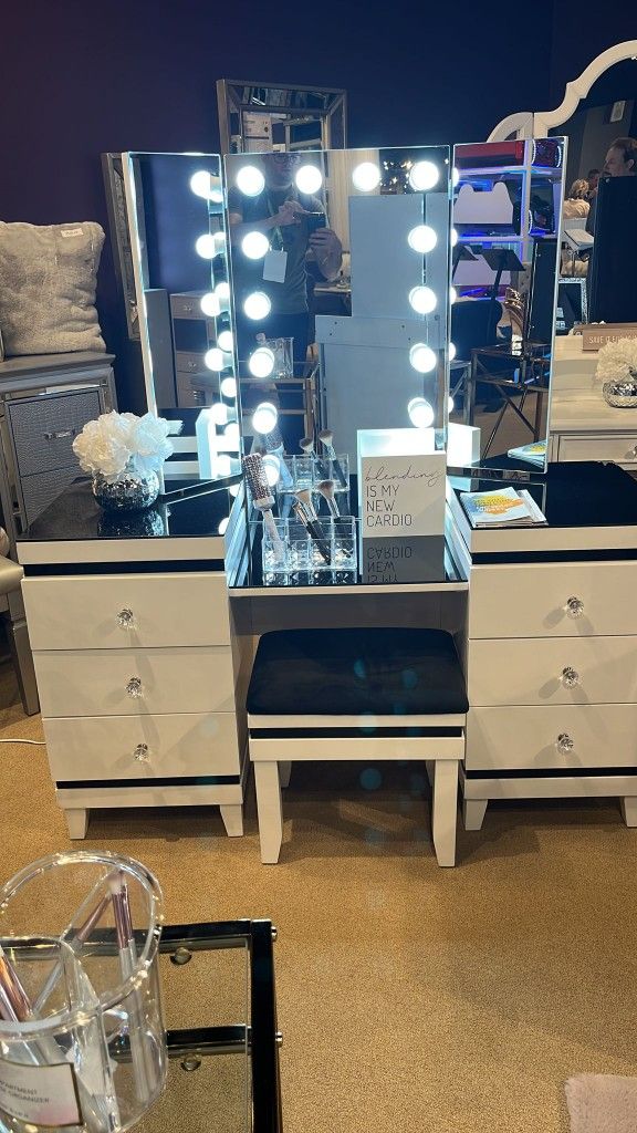 MadonnaWhite/Black Vanity
Furniture of America$10 Down Payment And Financing Available