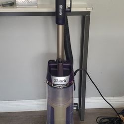 Shark Powerdetec Lift Away  Vacuum Used Once 