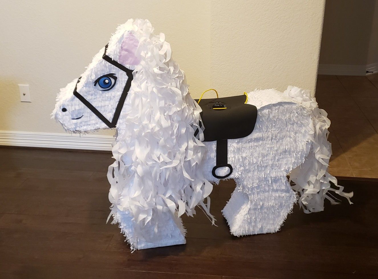 WHITE HORSE PIÑATA