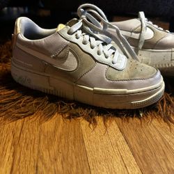 Ladies Nike Dunks, Size 6.5