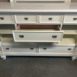 Dresser With Mirror 