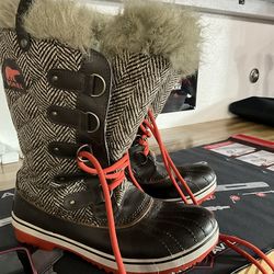 NEW SOREL WOMENS SNOW BOOTS IN BROWN AND ORANGE SIZE 11