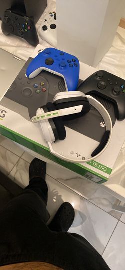 Xbox series s bundle 2 controllers 1 headset