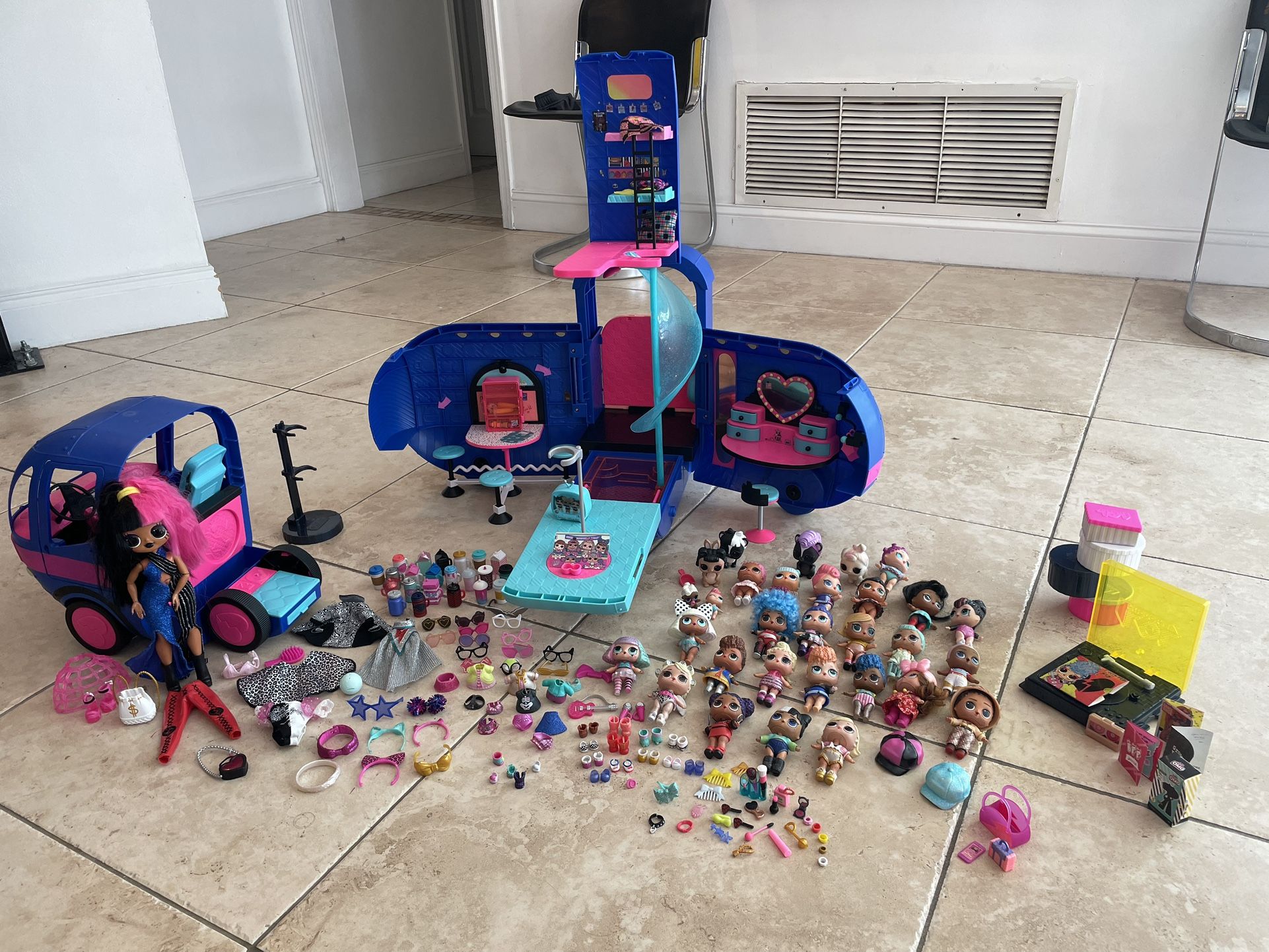 LOL Camper/dolls/accessories