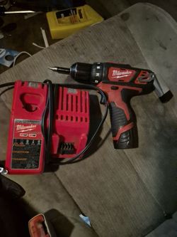 Milwaukee 3/8 driver/drill m12 with charger and battery