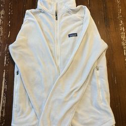 Patagonia Women’s Large Fleece Jacket  Stay cozy and stylish with this Patagonia Women’s fleece in size Large. Made from soft, high-quality polyester,