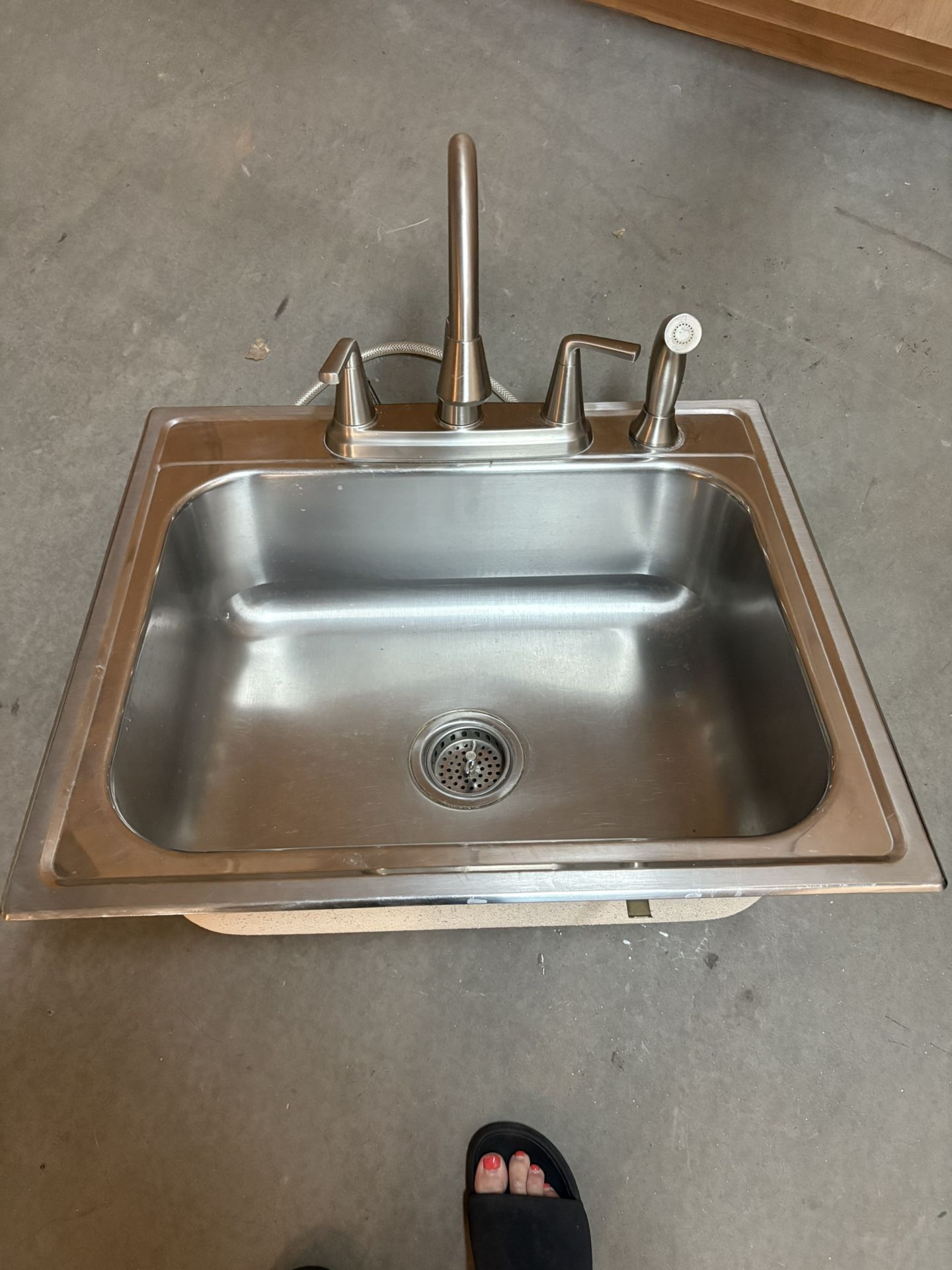 Utility Sink With Faucet And Sprayer