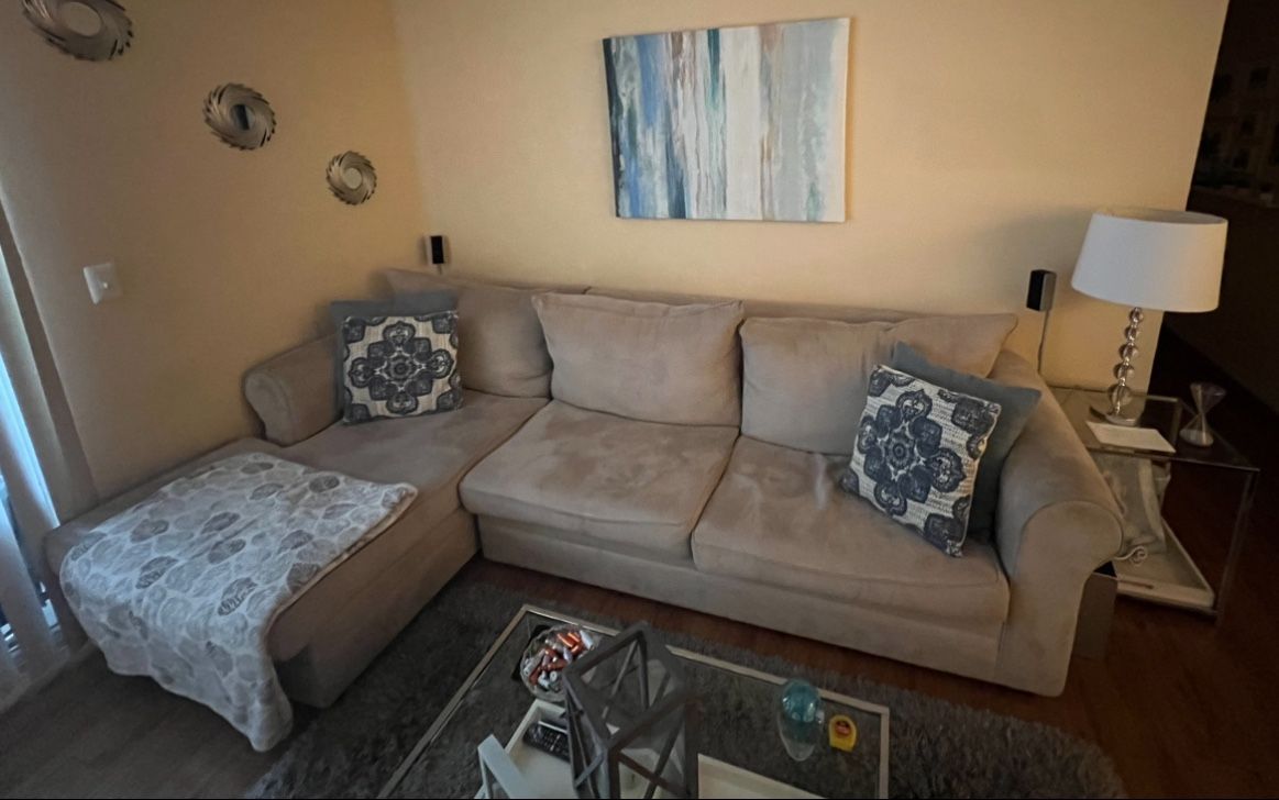 Small Sectional Sofa with Pull-Out Bed – Great Condition, Comfortable and Space-Saving!