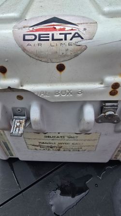 Old delta airline shipping case