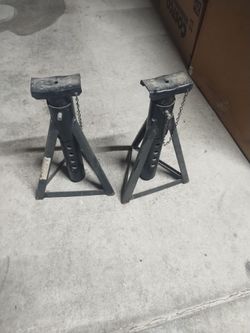 Heavy duty triangular jack stands